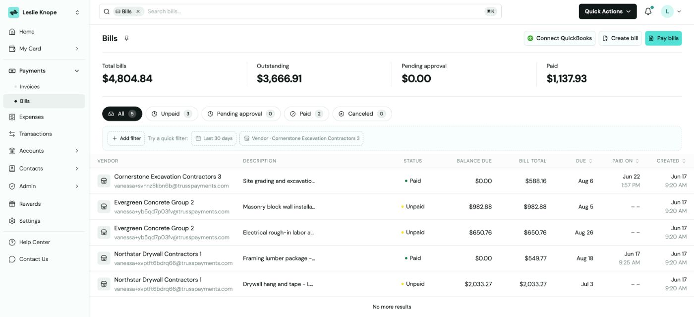 Pagina de lista de Bills con totales, pestanas All/Unpaid/Pending approval/Paid/Canceled, filas de proveedores y un boton Pay bills