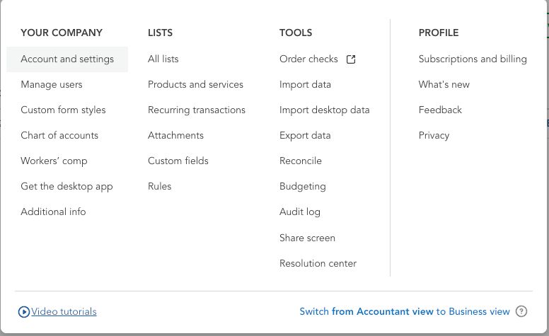 Menu del icono de engranaje de QuickBooks con Account and settings resaltado en la columna YOUR COMPANY