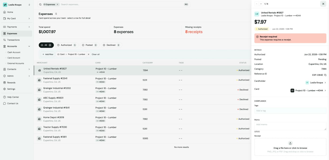 Pagina Expenses con la lista de transacciones de tarjeta y el gasto de United Rentals abierto en el panel de detalle, mostrando el aviso Receipt required y el area de carga