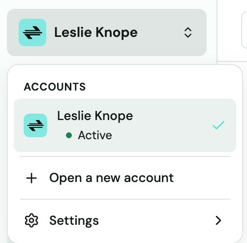 Menu de cambio de cuenta abierto con la cuenta Active y las opciones Open a new account y Settings