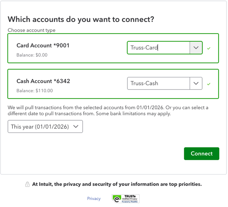 Ventana de QuickBooks que pregunta qué cuentas conectar, con la Cuenta de tarjeta asociada a Truss-Card y la Cuenta de efectivo asociada a Truss-Cash, y el botón Connect